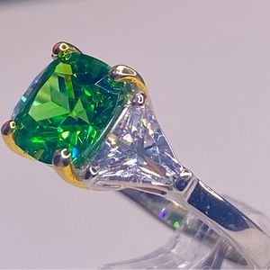 STUNNING EMERALD GREEN SIMULATED STONE W/TWO LARGE BAGUETTES EA SIDE STERLING S